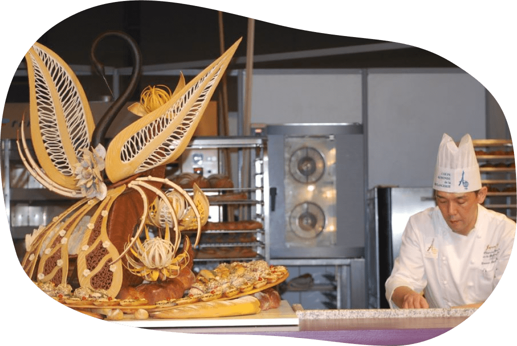 神戸屋職人が飾りパンを作っている様子