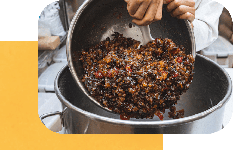 ドライフルーツを混ぜている