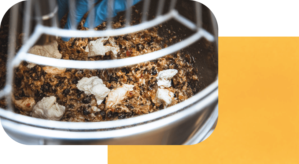 ドライフルーツを混ぜている