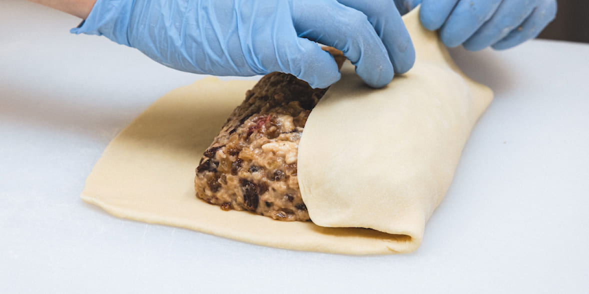 生地でドライフルーツを包んでいる