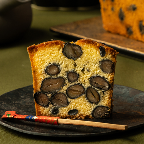 大粒丹波黒豆のパウンドケーキの黒豆があふれでる断面